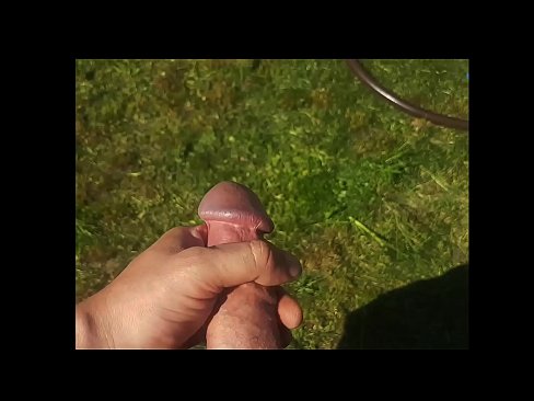 ❤️ A boazona fica com a rata rosa fodida e ejacula com um esguicho num jardim de Verão ️❌ Porno em pt.porn33.top ❌❤